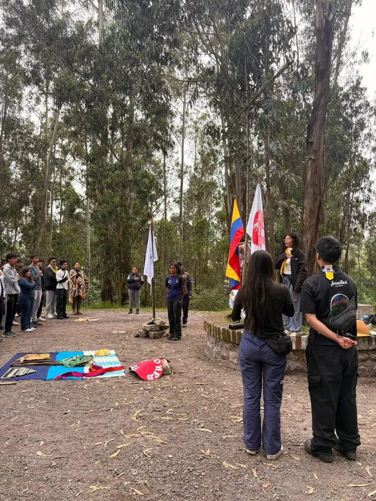 Izada de banderas en un campamento CEFA